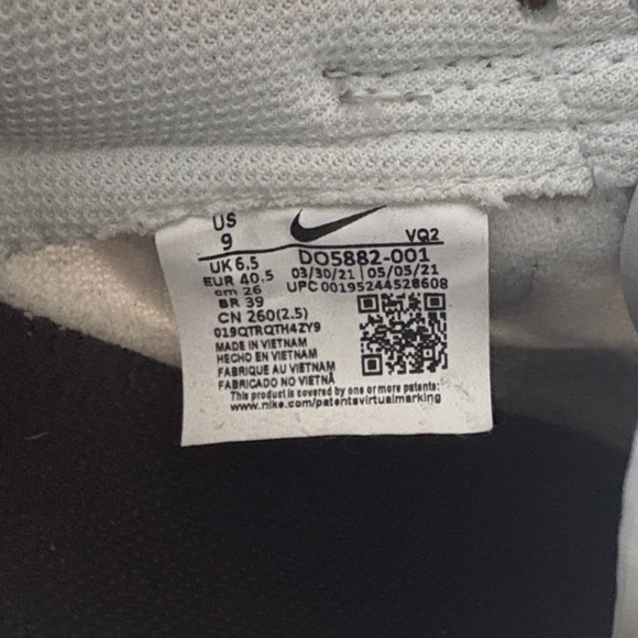 Nike Women’s White and Silver Dunks. Size 9 - Picture 5 of 6